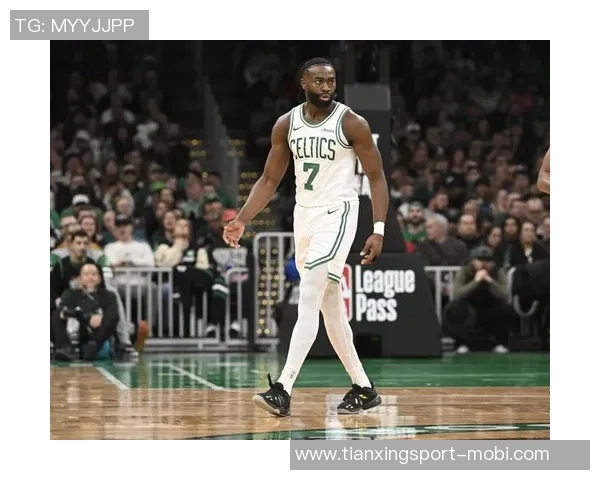 杰伦布朗首节表现惊艳全场5投全中砍下13分2助助力球队进攻 杰伦布朗首节表现惊艳全场5投全中砍下13分2助助力球队进攻